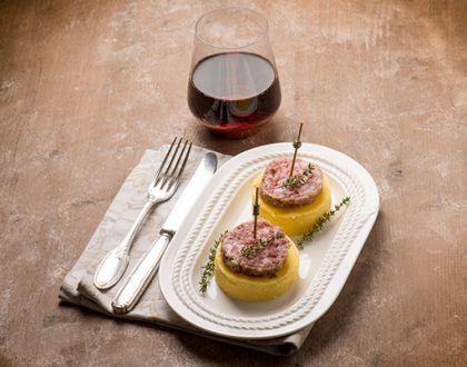 MEDAGLIONI DI POLENTA CON COTECHINO